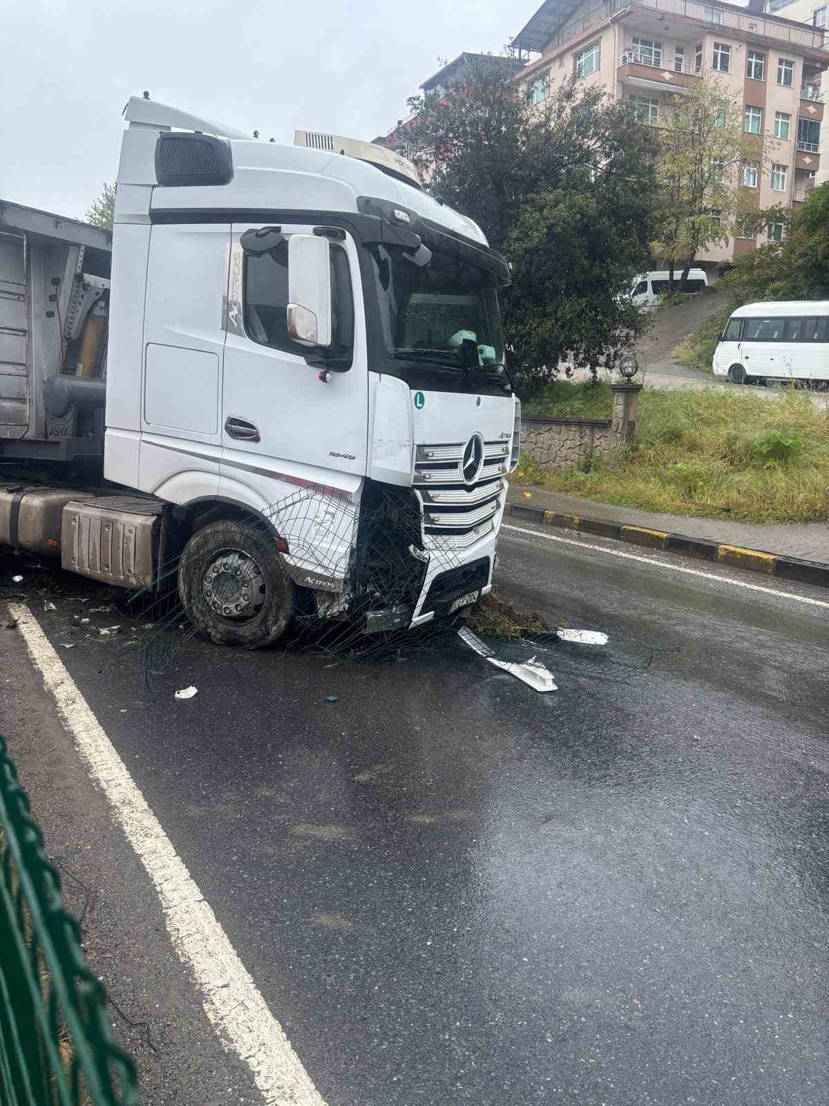 kontrolden cikan tir kirmizi isikta bekleyen 3 araca carpti kaza ani kamerada 5 BCZaGgvj
