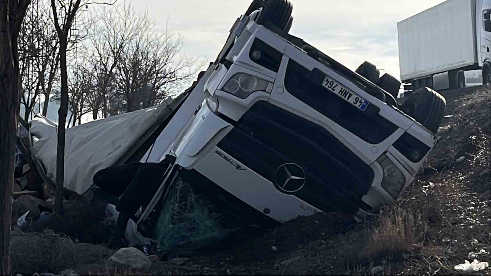 kontrolden cikan tir sarampole devrildi 2 yarali 1 tHaeZQKd