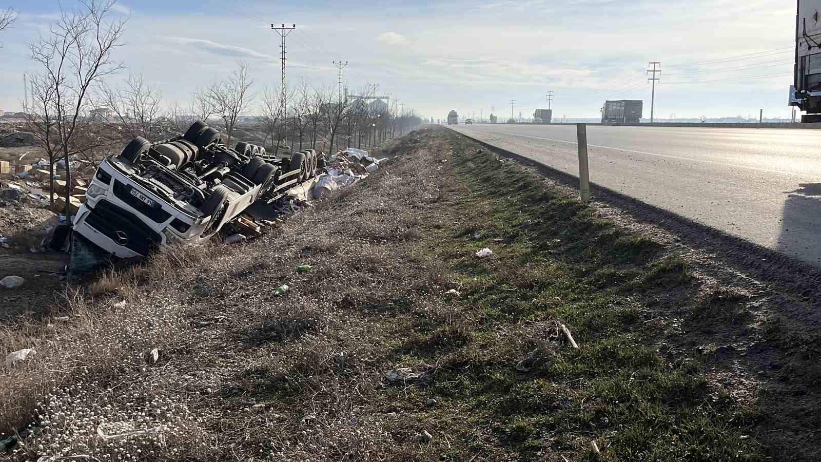 kontrolden cikan tir sarampole devrildi 2 yarali 2 j1qDIF6Z