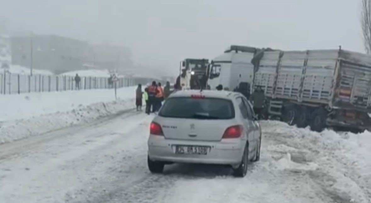 kontrolden cikan tir yolu kapatti kilometrelerce arac kuyrugu olustu 1 lV9p7Q5K
