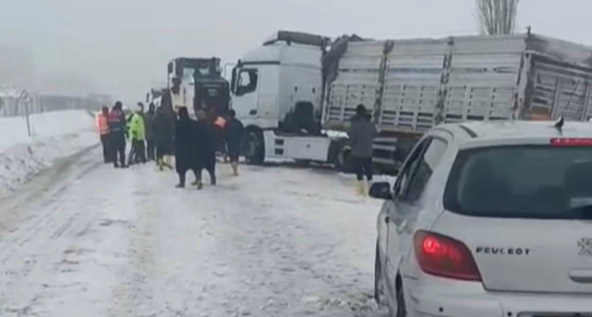 kontrolden cikan tir yolu kapatti kilometrelerce arac kuyrugu olustu 2 D9VNiB42