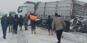 kontrolden-cikan-tir-yolu-kapatti-kilometrelerce-arac-kuyrugu-olustu-LWNX7J9R.jpg