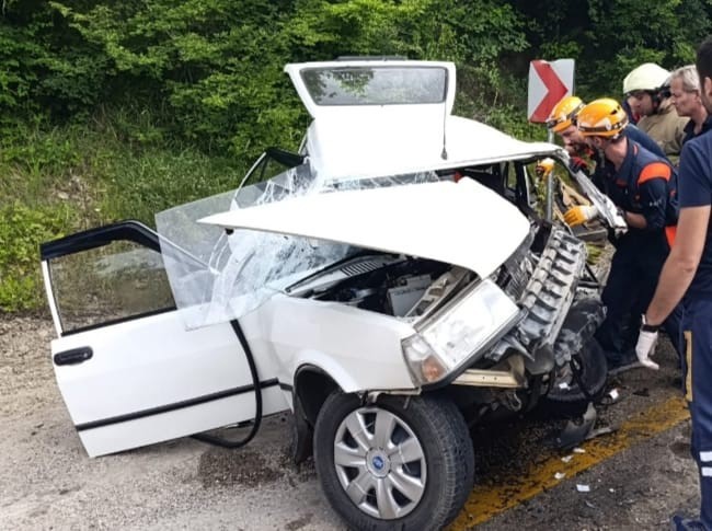 Kontrolden çıkan tırın dorsesi faciaya neden oldu: 1 ölü 2 yaralı 4 kontrolden cikan tirin dorsesi faciaya neden oldu 1 olu 2 yarali 0 4IXjJI4r