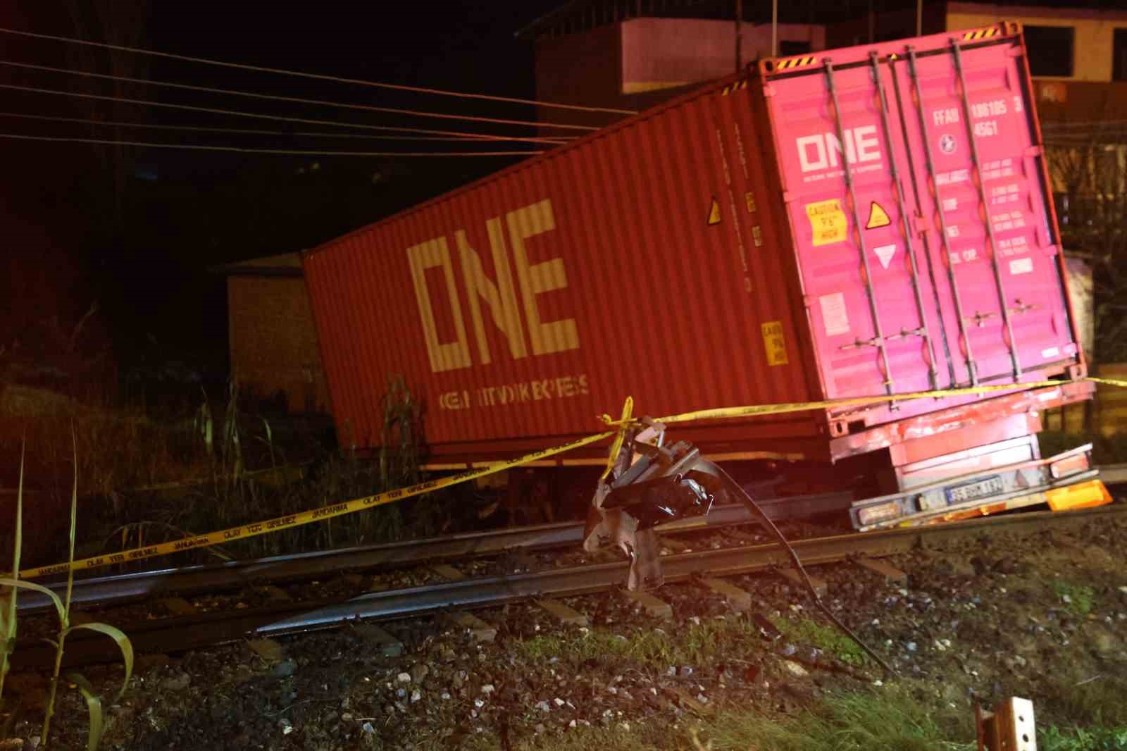 Kontrolden çıkan tırın raylara uçtuğu kazada tren seferleri durduruldu: 1 ölü 4 kontrolden cikan tirin raylara uctugu kazada tren seferleri durduruldu 1 olu 0 XgZbmHiF