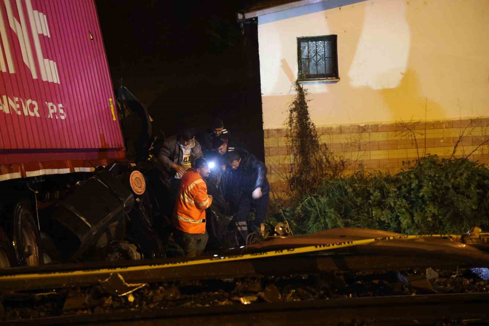 Kontrolden çıkan tırın raylara uçtuğu kazada tren seferleri durduruldu: 1 ölü 5 kontrolden cikan tirin raylara uctugu kazada tren seferleri durduruldu 1 olu 1 ugAeOAdI