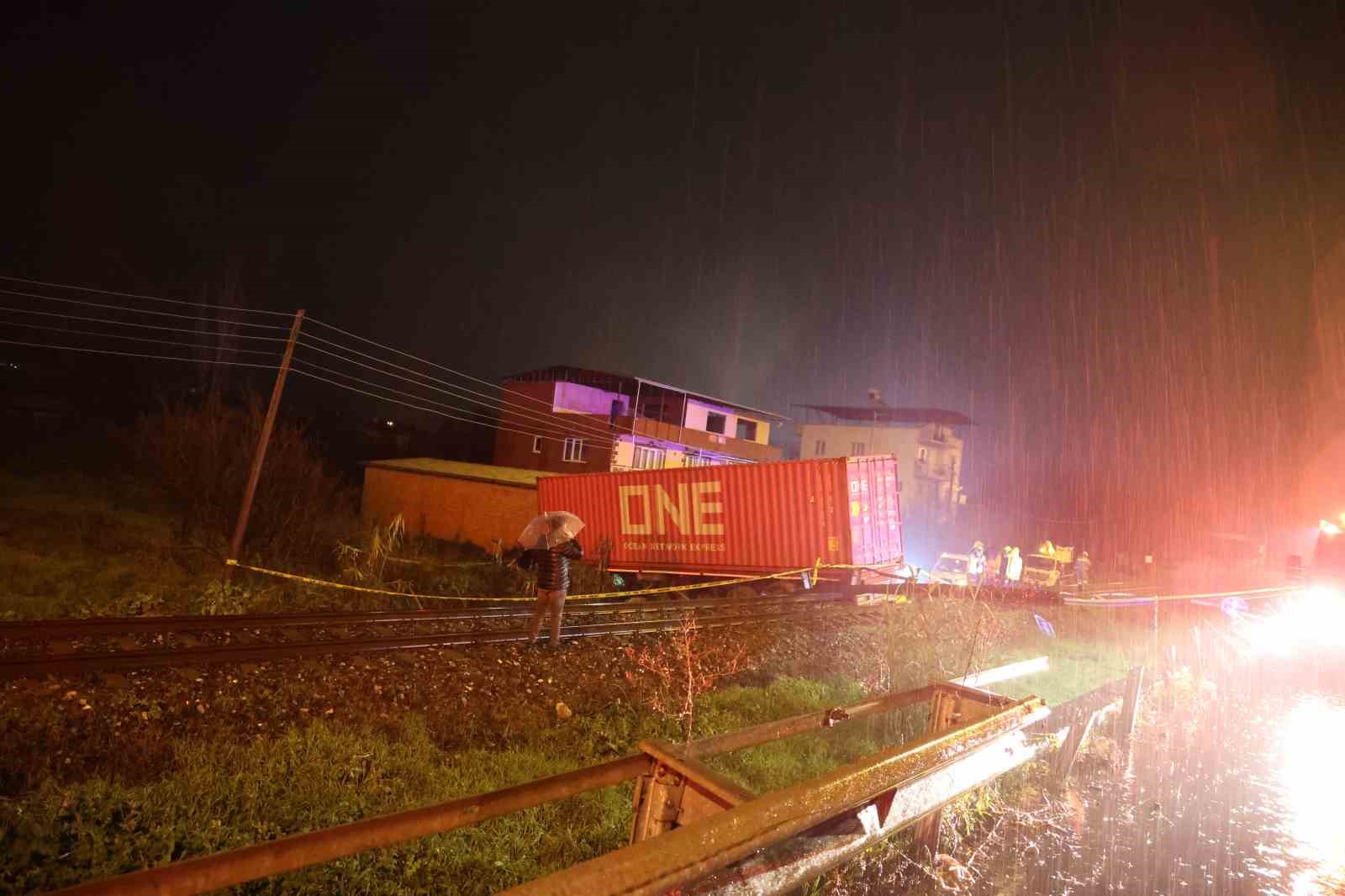 Kontrolden çıkan tırın raylara uçtuğu kazada tren seferleri durduruldu: 1 ölü 6 kontrolden cikan tirin raylara uctugu kazada tren seferleri durduruldu 1 olu 2 LH82nQH8