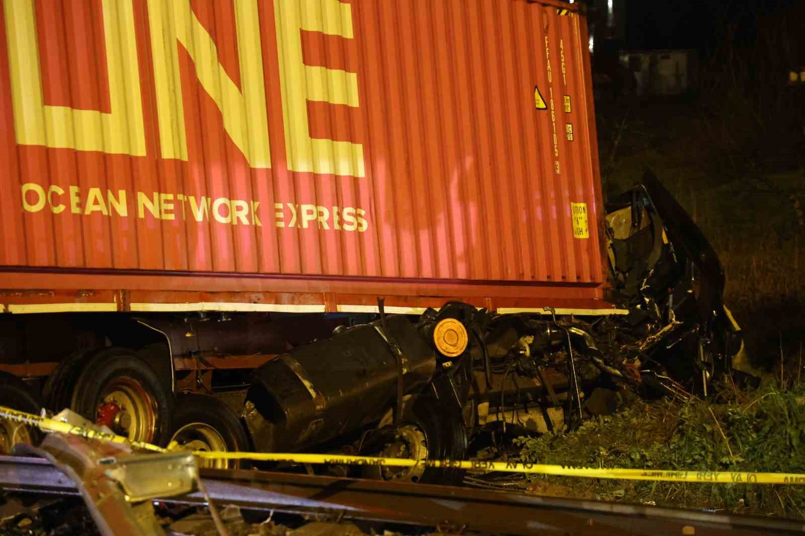 Kontrolden çıkan tırın raylara uçtuğu kazada tren seferleri durduruldu: 1 ölü 7 kontrolden cikan tirin raylara uctugu kazada tren seferleri durduruldu 1 olu 3 mYTg3MXP