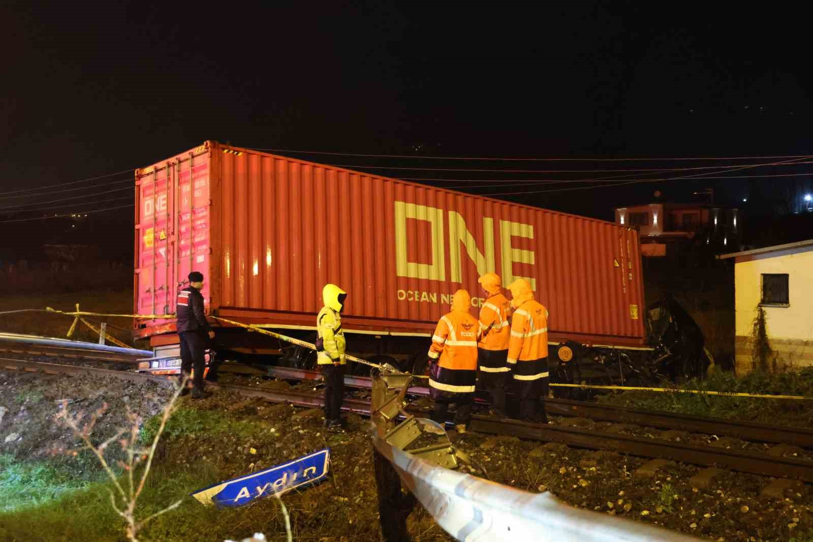 Kontrolden çıkan tırın raylara uçtuğu kazada tren seferleri durduruldu: 1 ölü 8 kontrolden cikan tirin raylara uctugu kazada tren seferleri durduruldu 1 olu 4 RvJQKJjW