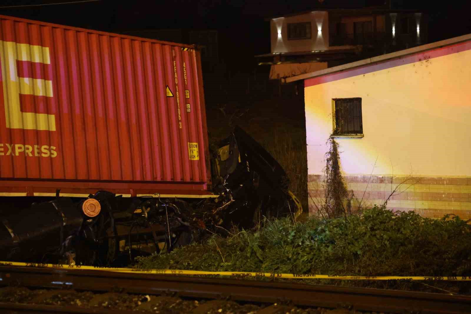 Kontrolden çıkan tırın raylara uçtuğu kazada tren seferleri durduruldu: 1 ölü 9 kontrolden cikan tirin raylara uctugu kazada tren seferleri durduruldu 1 olu 5 58JPKDph