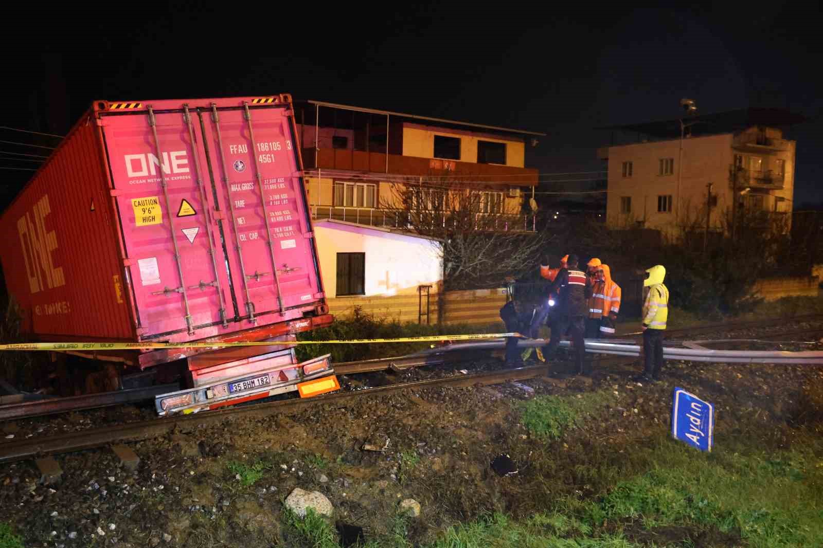 Kontrolden çıkan tırın raylara uçtuğu kazada tren seferleri durduruldu: 1 ölü 10 kontrolden cikan tirin raylara uctugu kazada tren seferleri durduruldu 1 olu 6 HJD4tfRY
