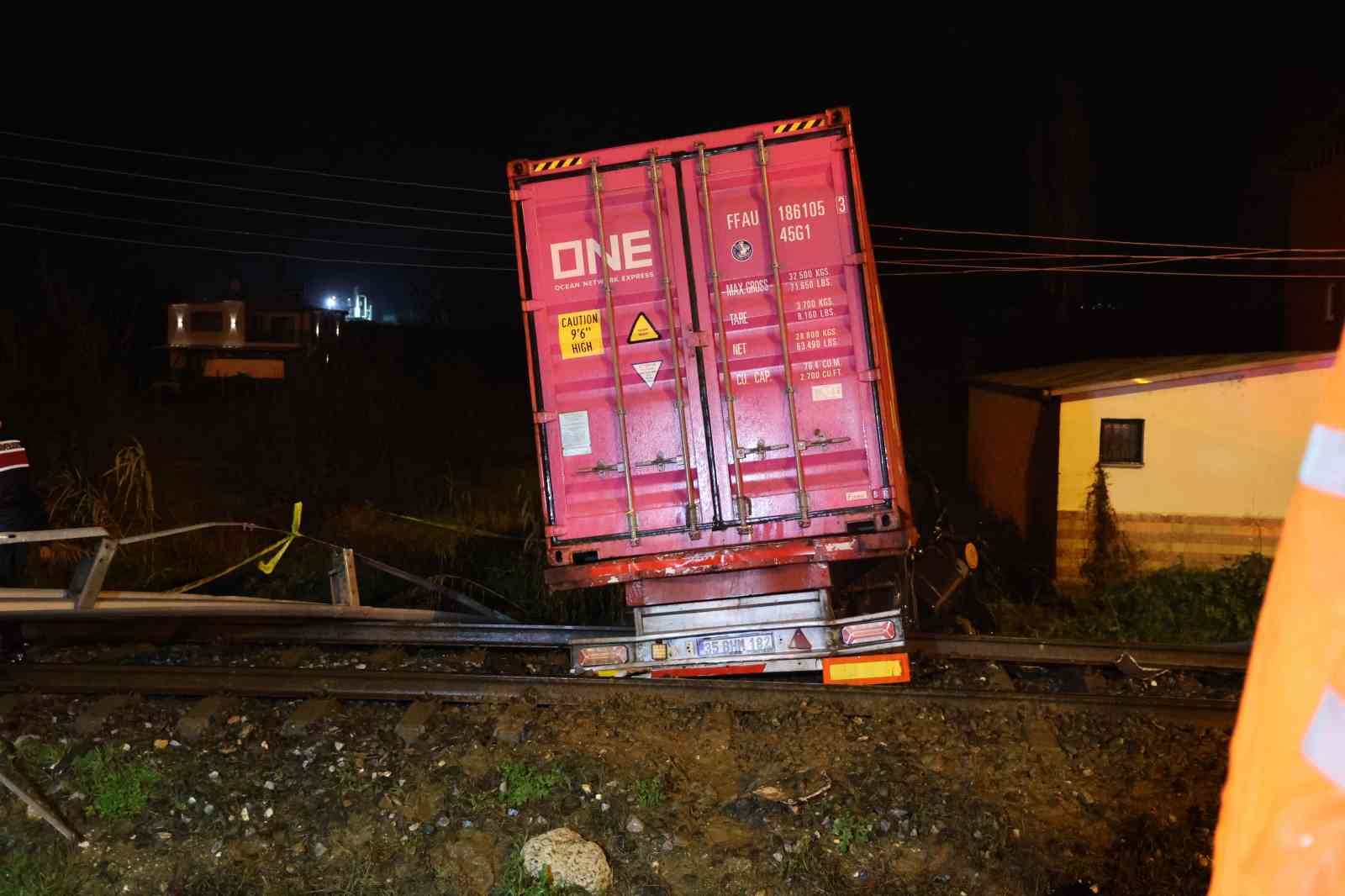 Kontrolden çıkan tırın raylara uçtuğu kazada tren seferleri durduruldu: 1 ölü 11 kontrolden cikan tirin raylara uctugu kazada tren seferleri durduruldu 1 olu 7 BvfnPcw5