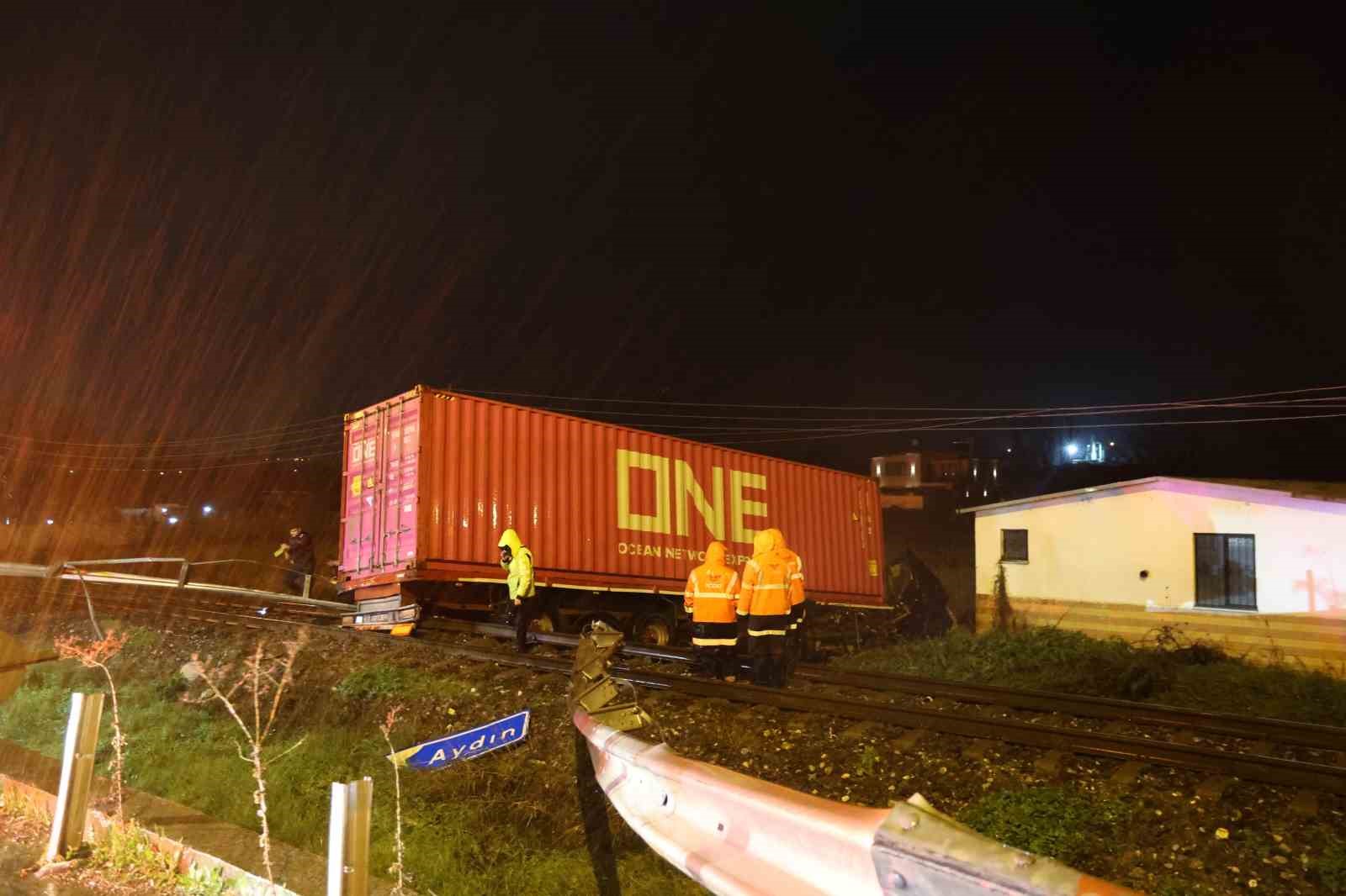 Kontrolden çıkan tırın raylara uçtuğu kazada tren seferleri durduruldu: 1 ölü 12 kontrolden cikan tirin raylara uctugu kazada tren seferleri durduruldu 1 olu 8 AL1hUg4i