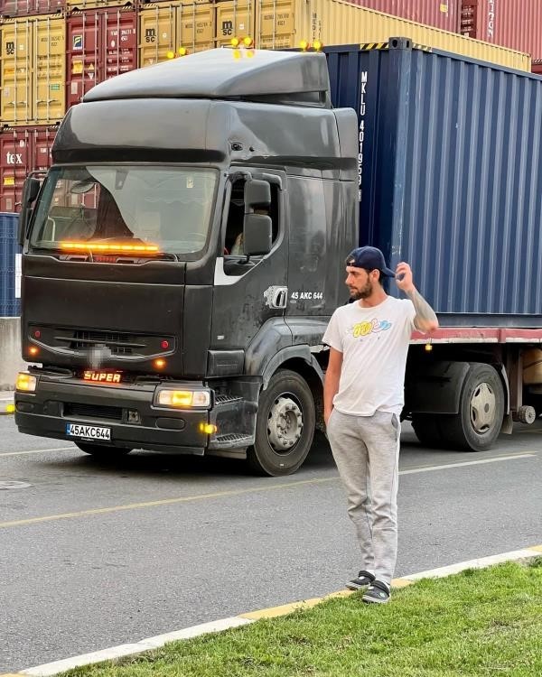 Kontrolden çıkan tırın raylara uçtuğu kazada tren seferleri durduruldu: 1 ölü 13 kontrolden cikan tirin raylara uctugu kazada tren seferleri durduruldu 1 olu 9 SNlqkVJc