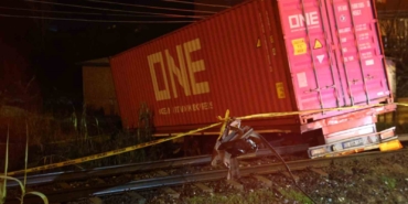 kontrolden-cikan-tirin-raylara-uctugu-kazada-tren-seferleri-durduruldu-1-olu-xGgjUNBz.jpg
