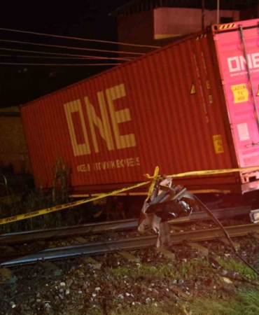 kontrolden-cikan-tirin-raylara-uctugu-kazada-tren-seferleri-durduruldu-1-olu-xGgjUNBz.jpg