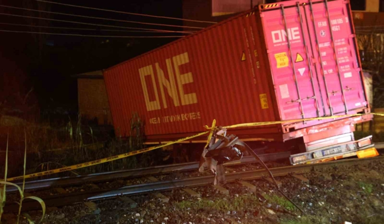 kontrolden-cikan-tirin-raylara-uctugu-kazada-tren-seferleri-durduruldu-1-olu-xGgjUNBz.jpg