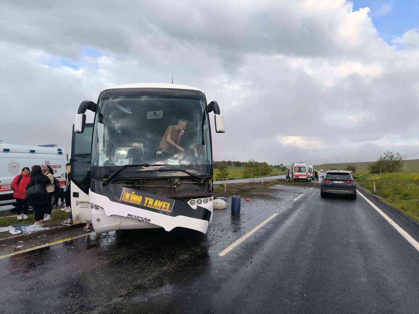 kontrolden cikan tur otobusu refuje carpti 16 yarali 0 hAvtiWgF