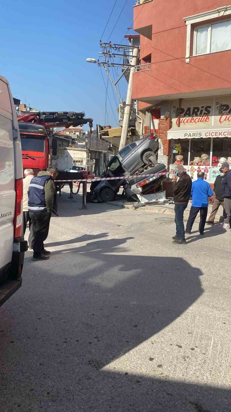 kontrolden cikan vincin otomobilleri surukledigi anlar kamerada 2 ZNih49Pq