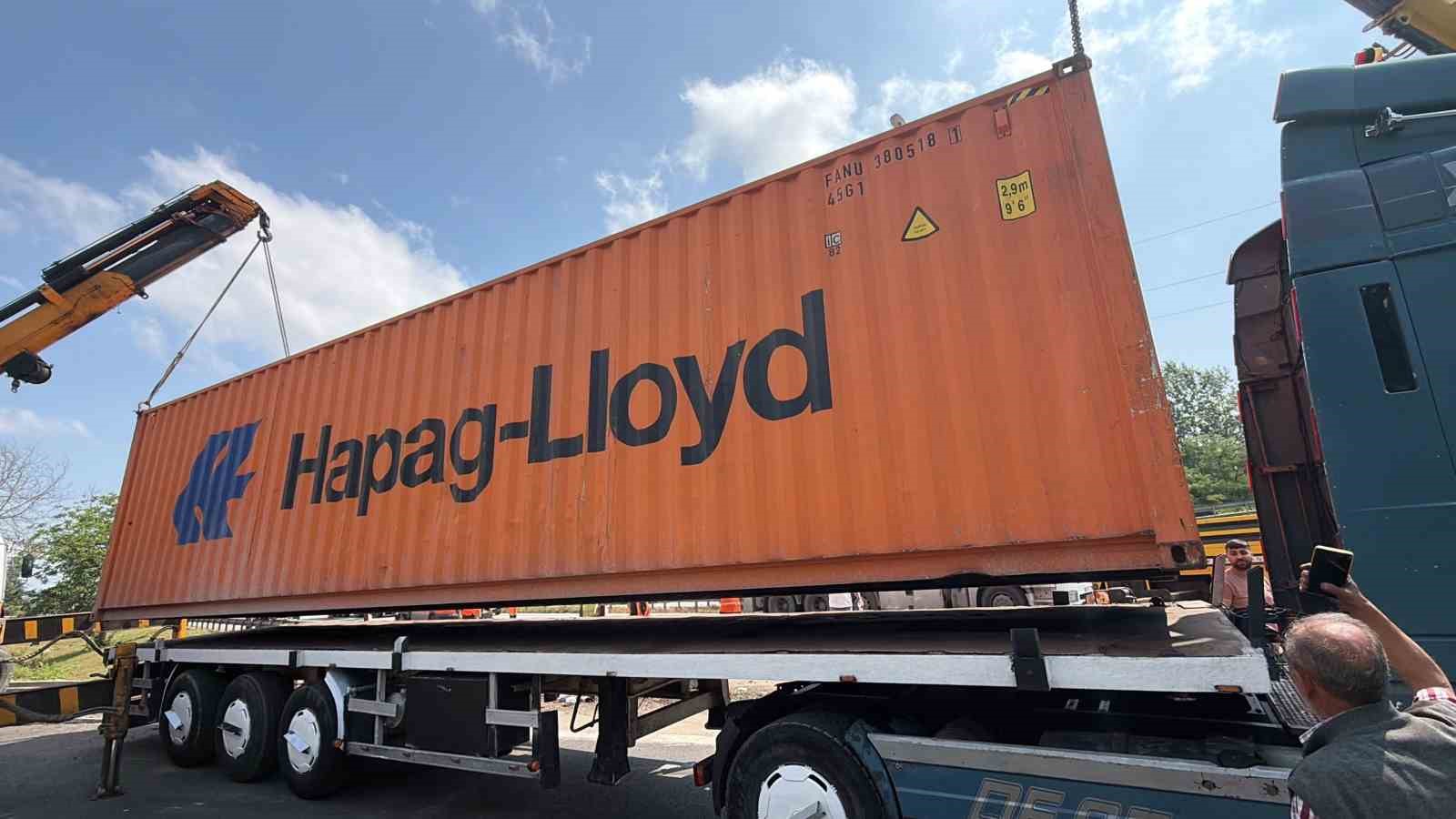 kontrolden cikarak devrilen tir ulasimin aksamasina sebep oldu 1 4vkLLrJN