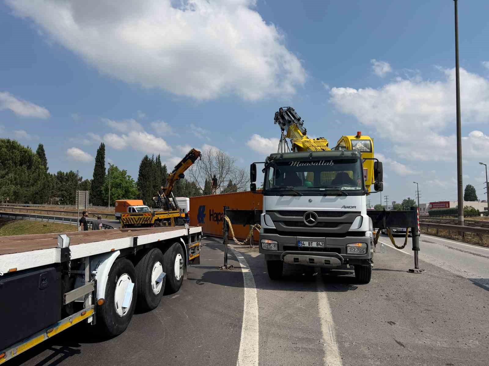 kontrolden cikarak devrilen tir ulasimin aksamasina sebep oldu 2 EPfcVfWy
