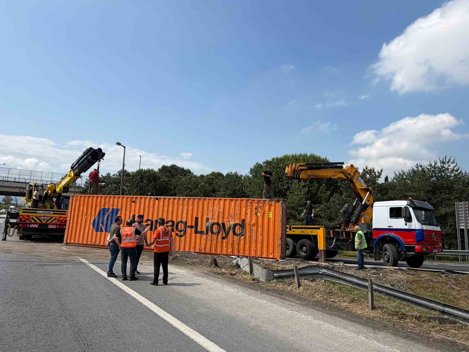 kontrolden cikarak devrilen tir ulasimin aksamasina sebep oldu 3 srnYFyjw