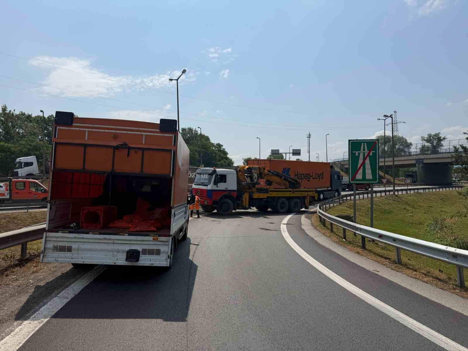 kontrolden cikarak devrilen tir ulasimin aksamasina sebep oldu 4 tqrFdcDY