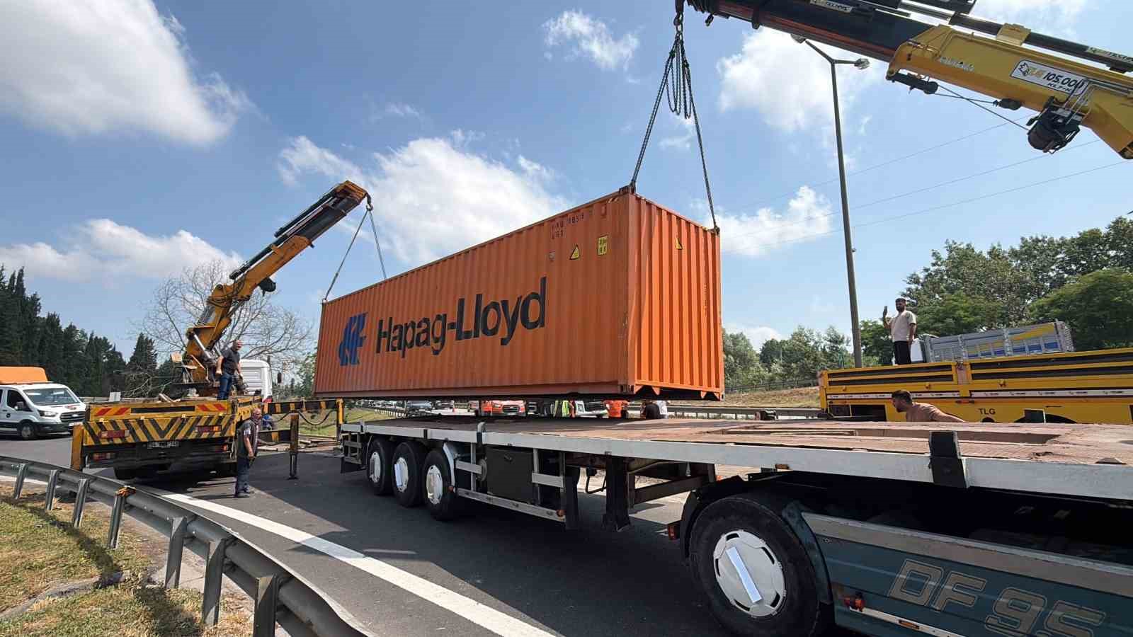 kontrolden cikarak devrilen tir ulasimin aksamasina sebep oldu 5 RdRMGwu5