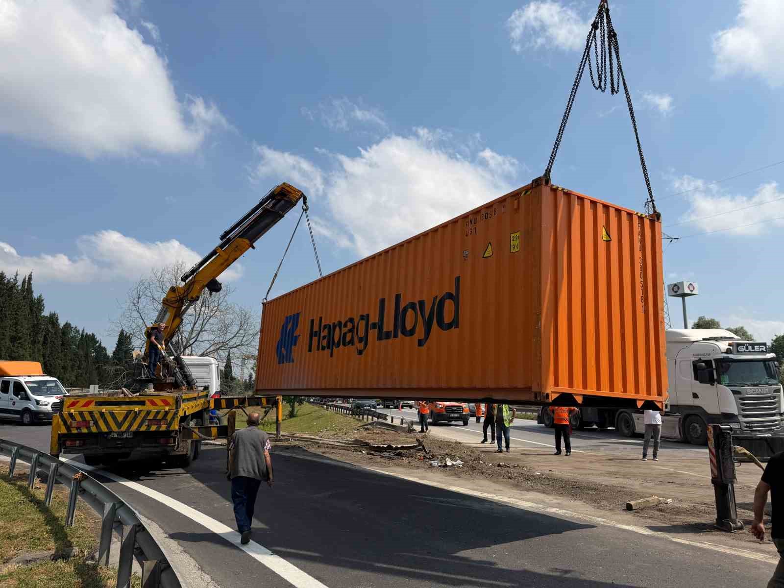kontrolden cikarak devrilen tir ulasimin aksamasina sebep oldu 6 jGqlsJLU