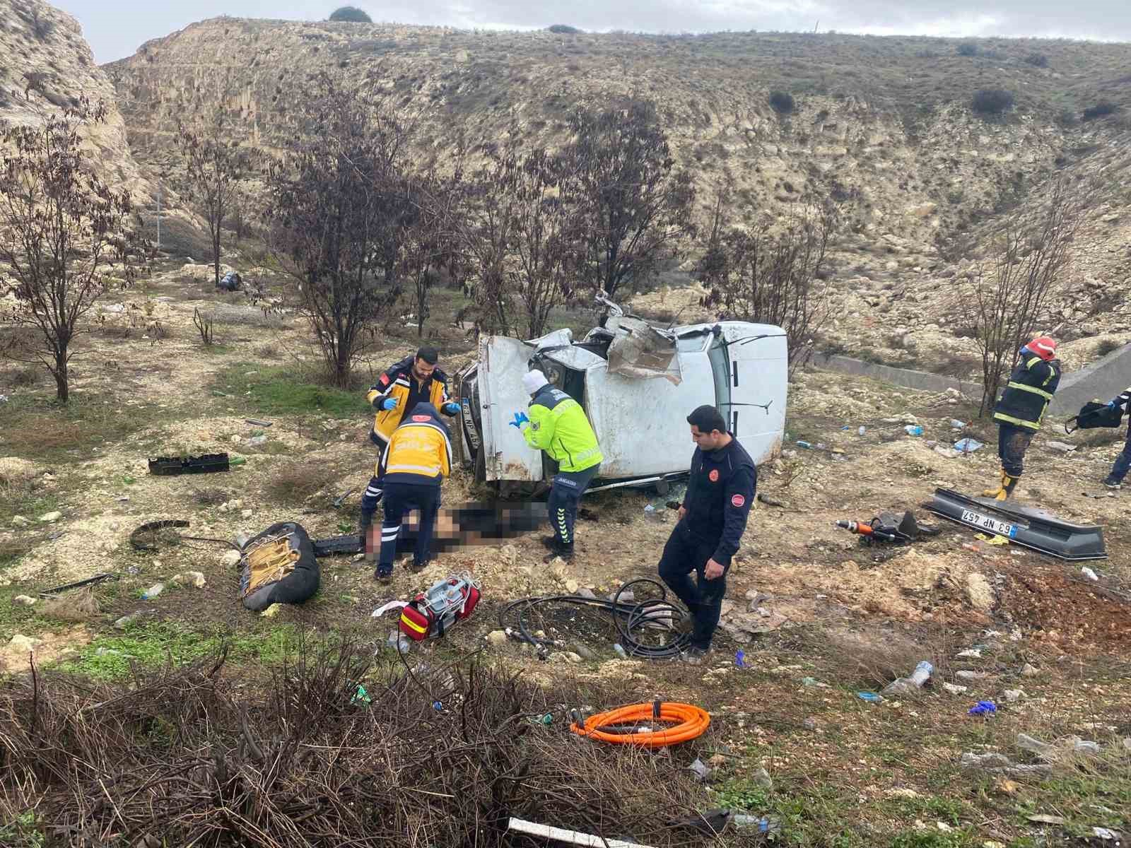 kontrolden cikarak sarampole ucan otomobilin surucusu hayatini kaybetti 0 yNJcvBNG