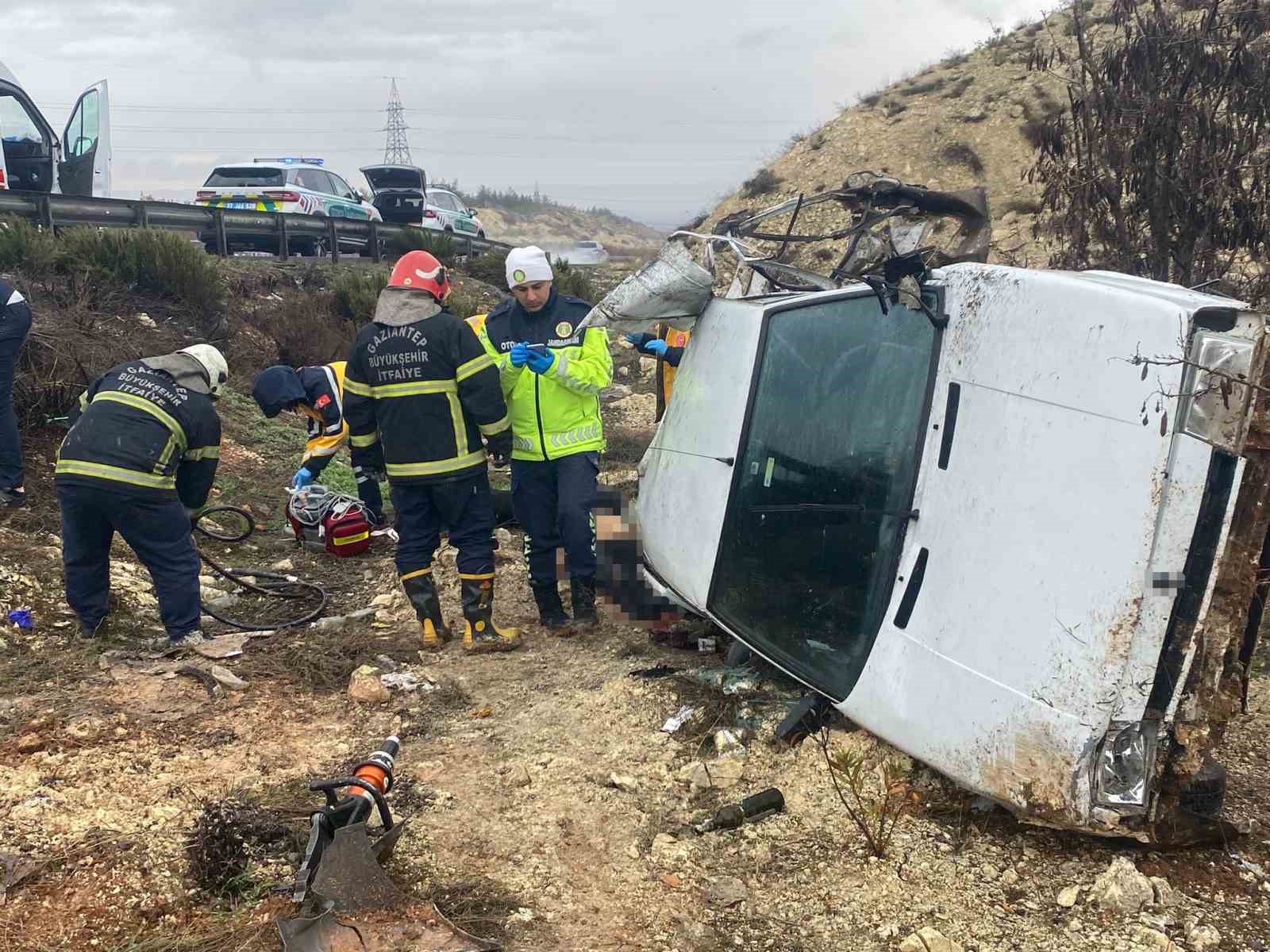 kontrolden cikarak sarampole ucan otomobilin surucusu hayatini kaybetti 1