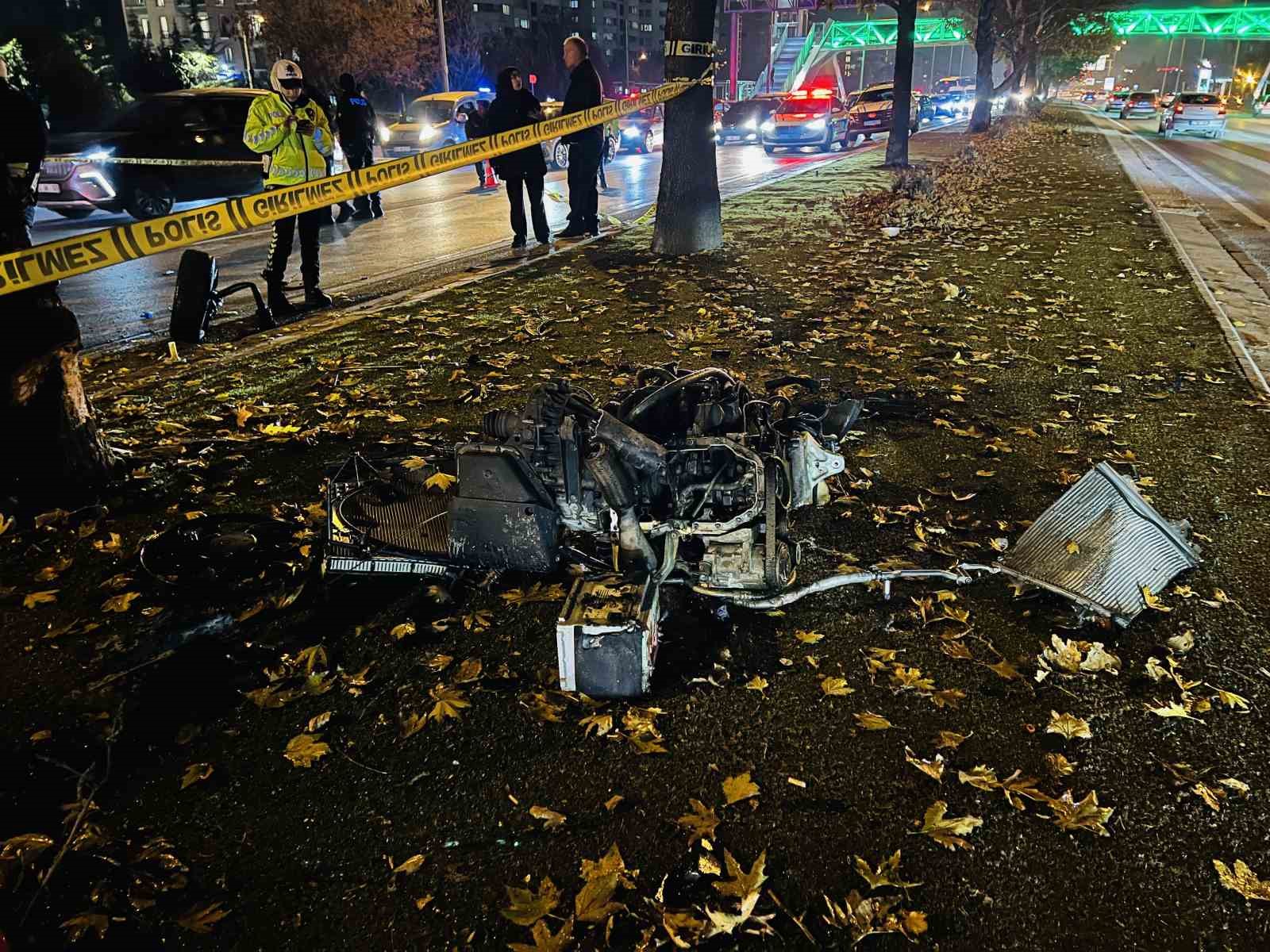 kontrolden cikip agaca carpan otomobil alev aldi 1i agir 2 yarali 2 eGOslrPA