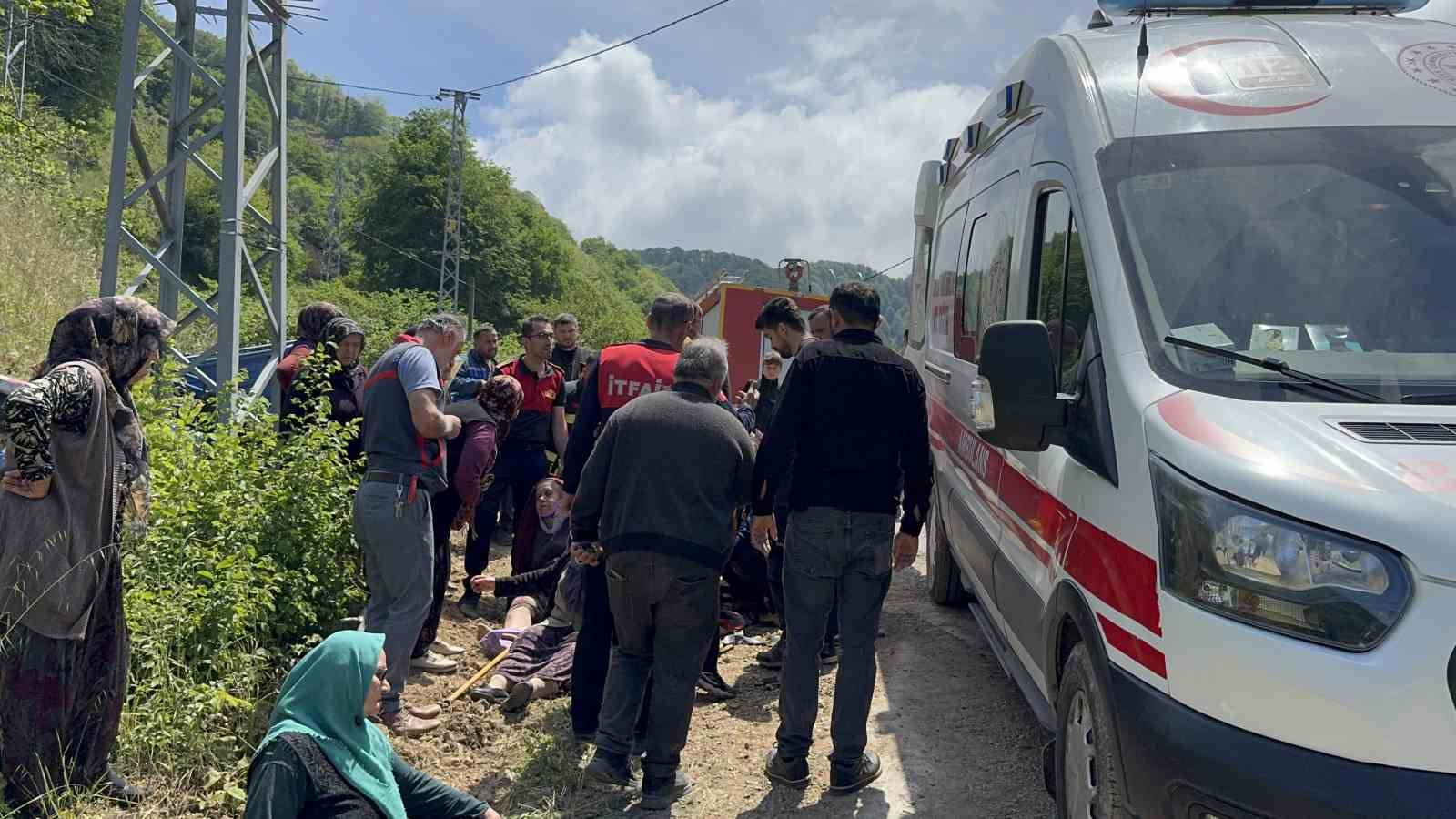 kontrolden tarim araci devrildi 5 yarali 5 PhgSyOs6