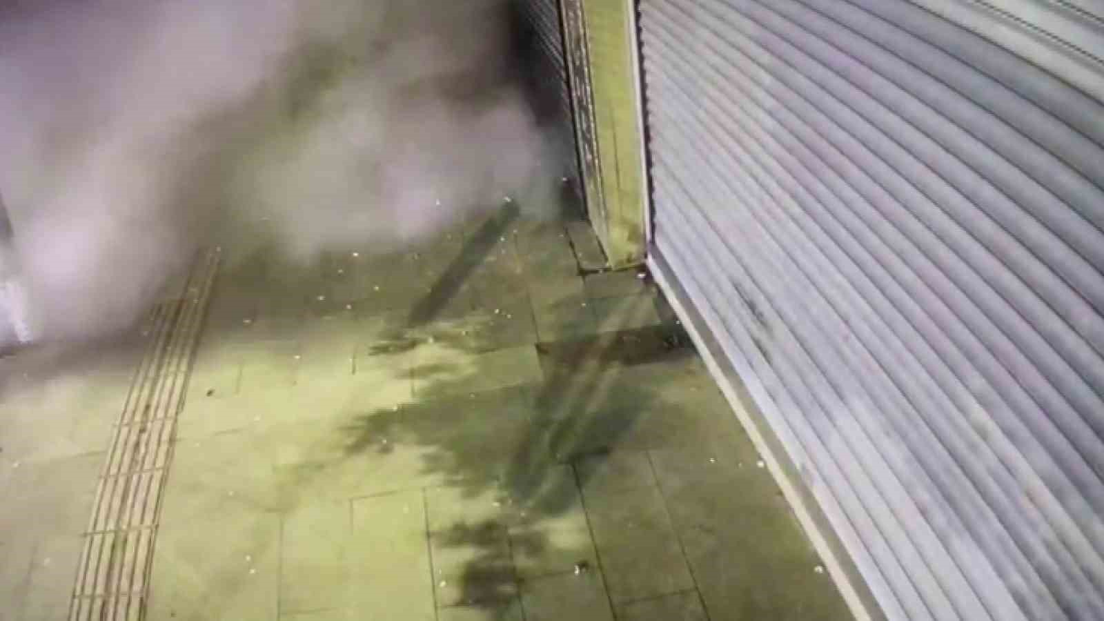 Kontrollü yıkımda çöken binadan koşarak kurtulan anne ve kızın kaçış anları kameraya yansıdı 5 kontrollu yikimda coken binadan kosarak kurtulan anne ve kizin kacis anlari kameraya yansidi 1 uMPajfYc