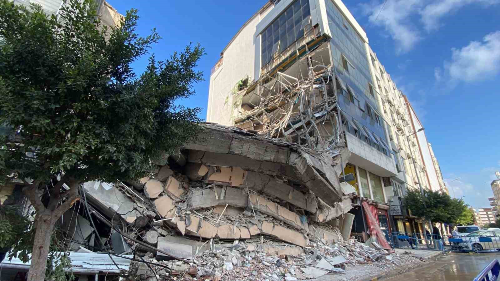 Kontrollü yıkımda çöken binadan koşarak kurtulan anne ve kızın kaçış anları kameraya yansıdı 6 kontrollu yikimda coken binadan kosarak kurtulan anne ve kizin kacis anlari kameraya yansidi 2 DQL2F1OZ