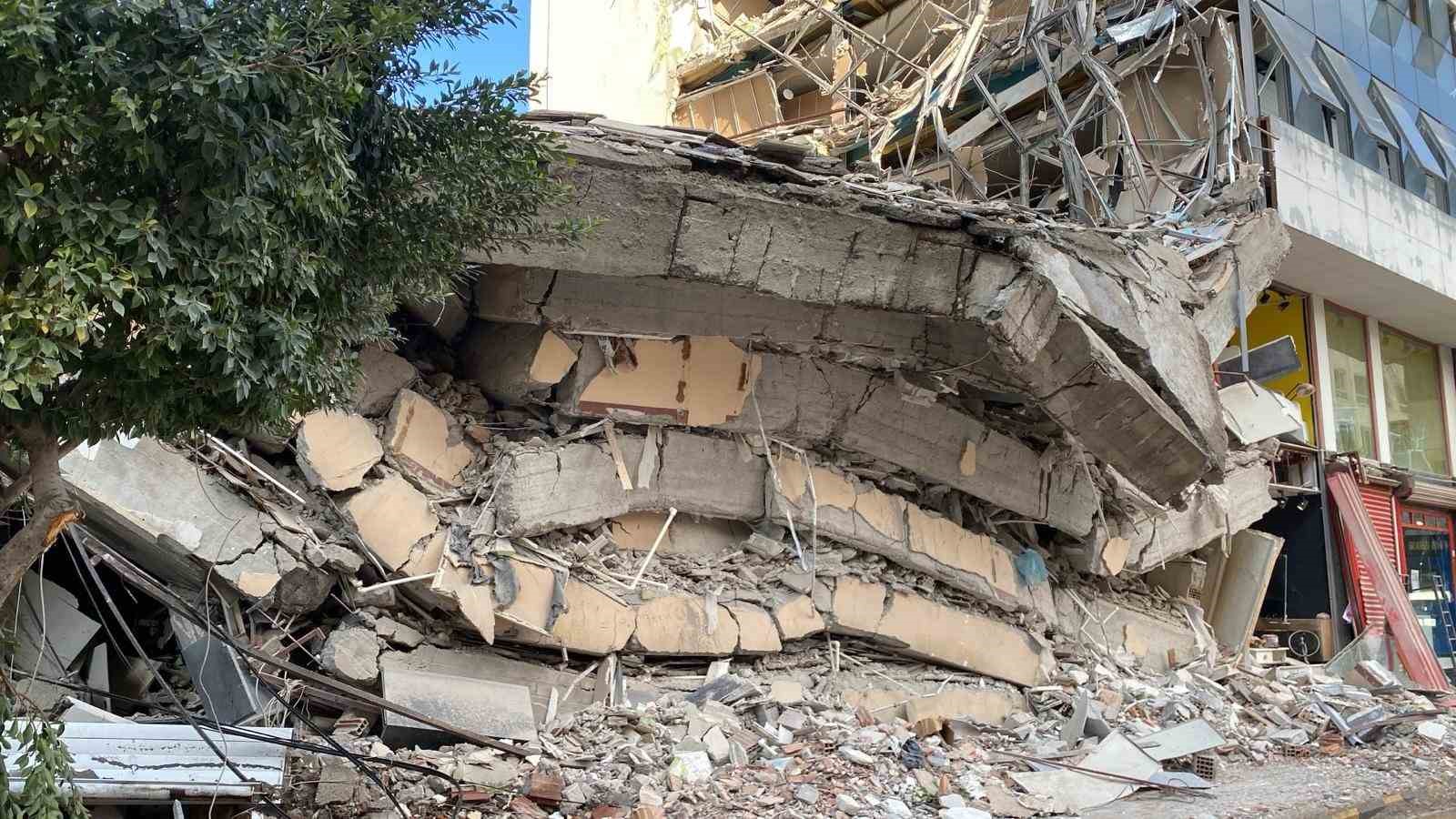 Kontrollü yıkımda çöken binadan koşarak kurtulan anne ve kızın kaçış anları kameraya yansıdı 7 kontrollu yikimda coken binadan kosarak kurtulan anne ve kizin kacis anlari kameraya yansidi 3 ZSevQMCZ