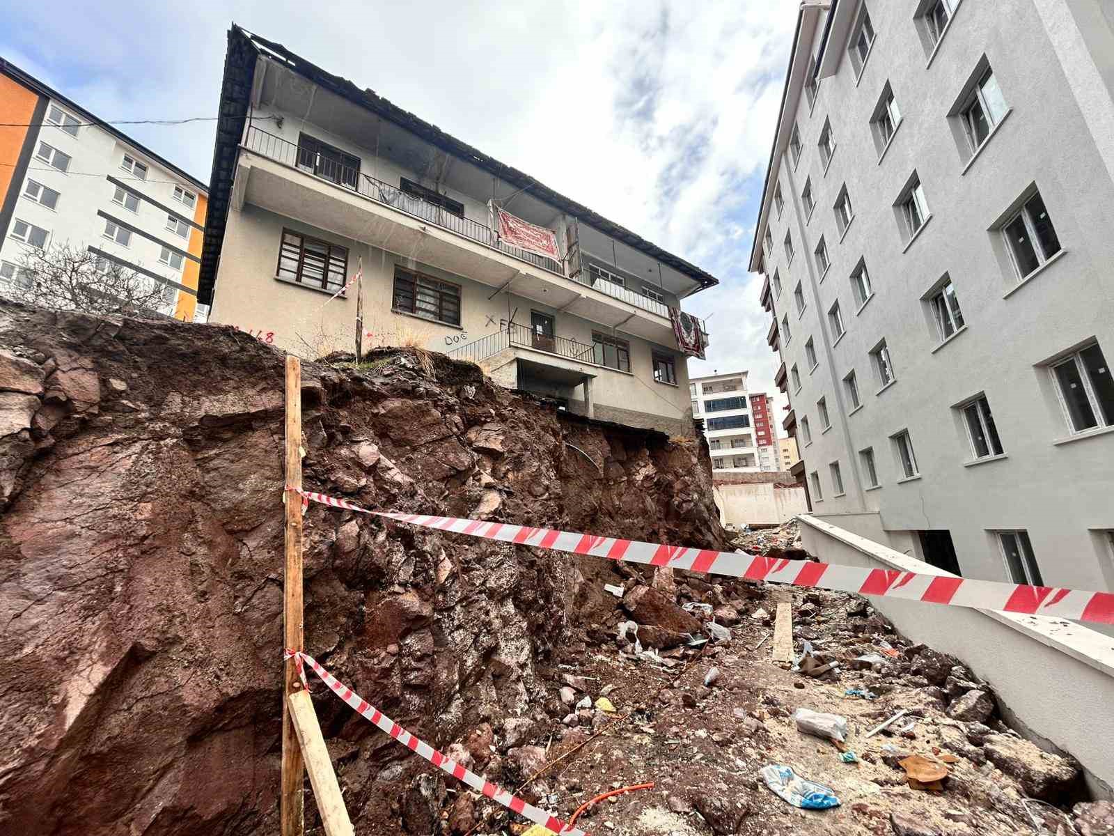 kontrolsuz insaat calismasi bitisigindeki binanin temelinde hasara neden oldu 0 A1P1neAF