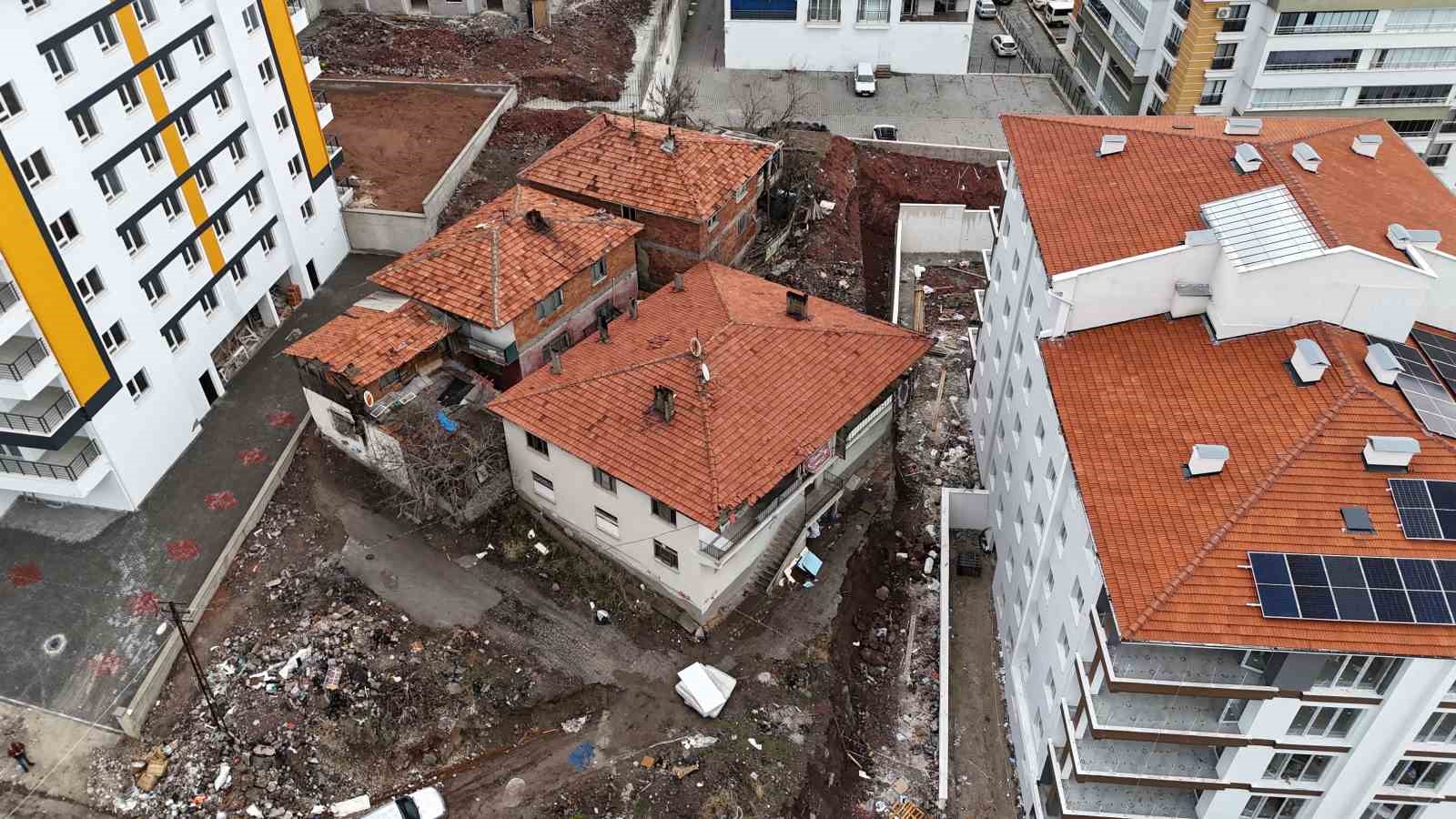 kontrolsuz insaat calismasi bitisigindeki binanin temelinde hasara neden oldu 1 mhl3SENk