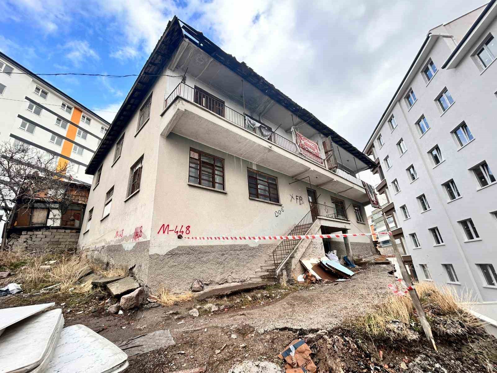 kontrolsuz insaat calismasi bitisigindeki binanin temelinde hasara neden oldu 2 fVXuObw2