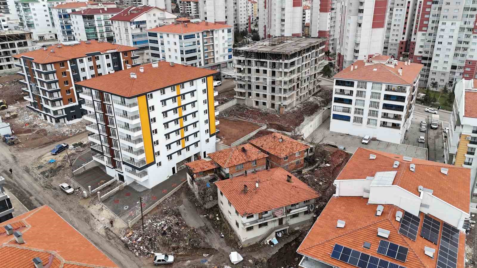 kontrolsuz insaat calismasi bitisigindeki binanin temelinde hasara neden oldu 3 pj7Y3Kue