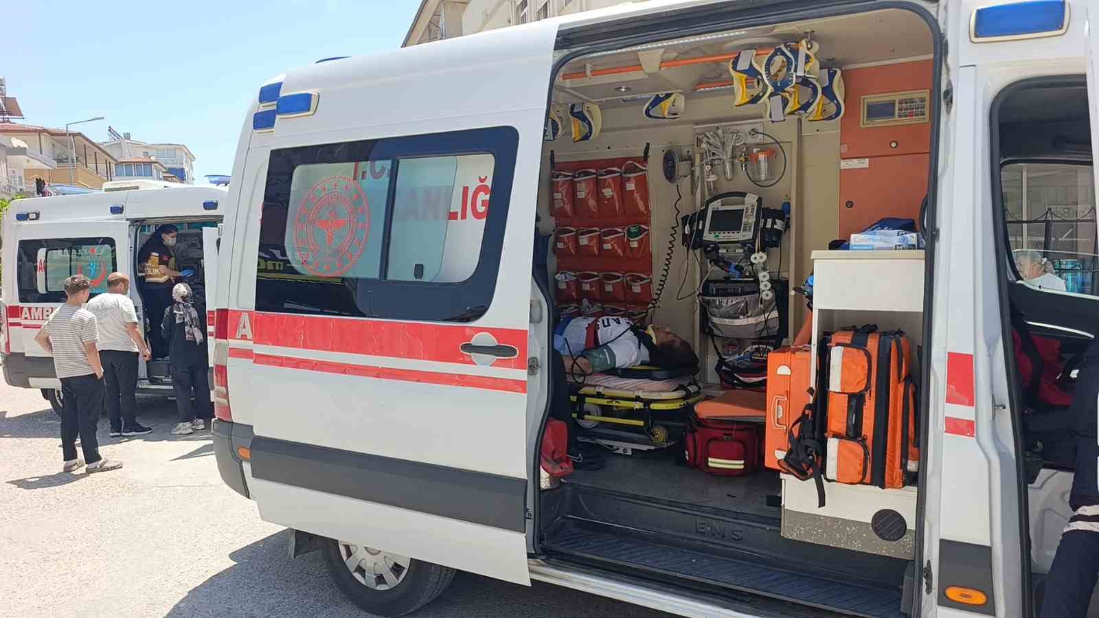 kontrolsuz kavsakta olumden donduler 4 yarali 1 k3uNBcDW