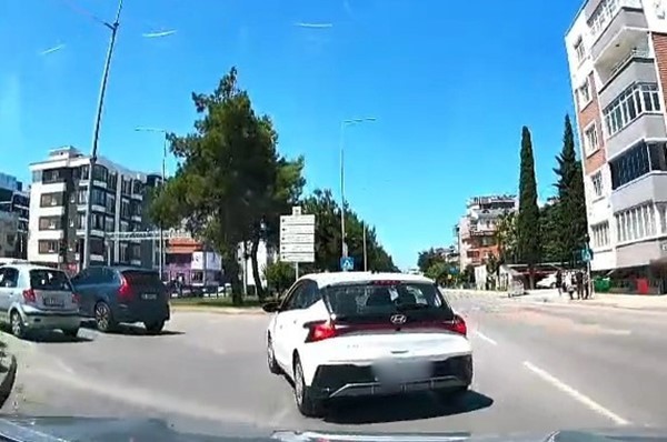 kontrolsuz serit degistiren surucu kazaya davetiye cikardi 1 UvlII8z3