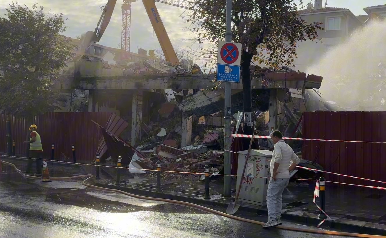 kontrolsuz yikim tehlike sacti bina parcalari caddeye savruldu 0 7APB6nGI