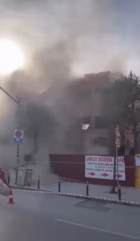 kontrolsuz yikim tehlike sacti bina parcalari caddeye savruldu 1 wvInZBfl