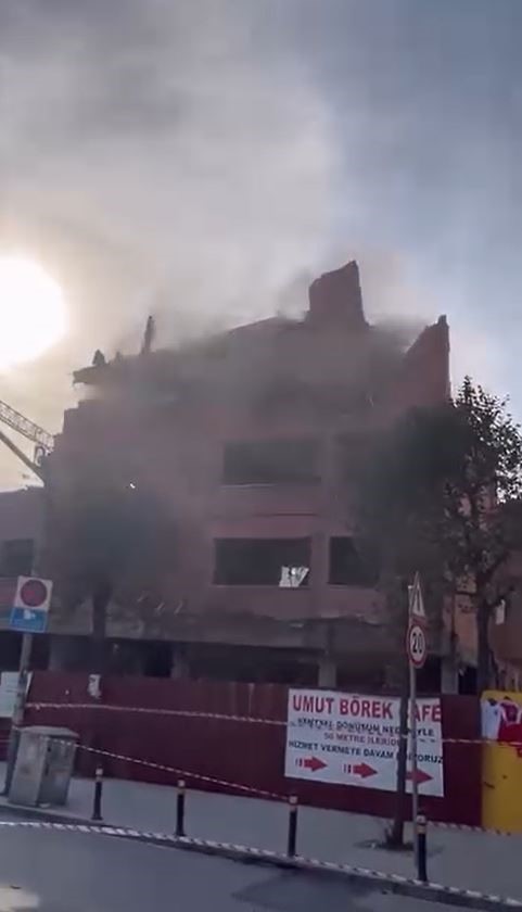 kontrolsuz yikim tehlike sacti bina parcalari caddeye savruldu 2 vhMFJ82c