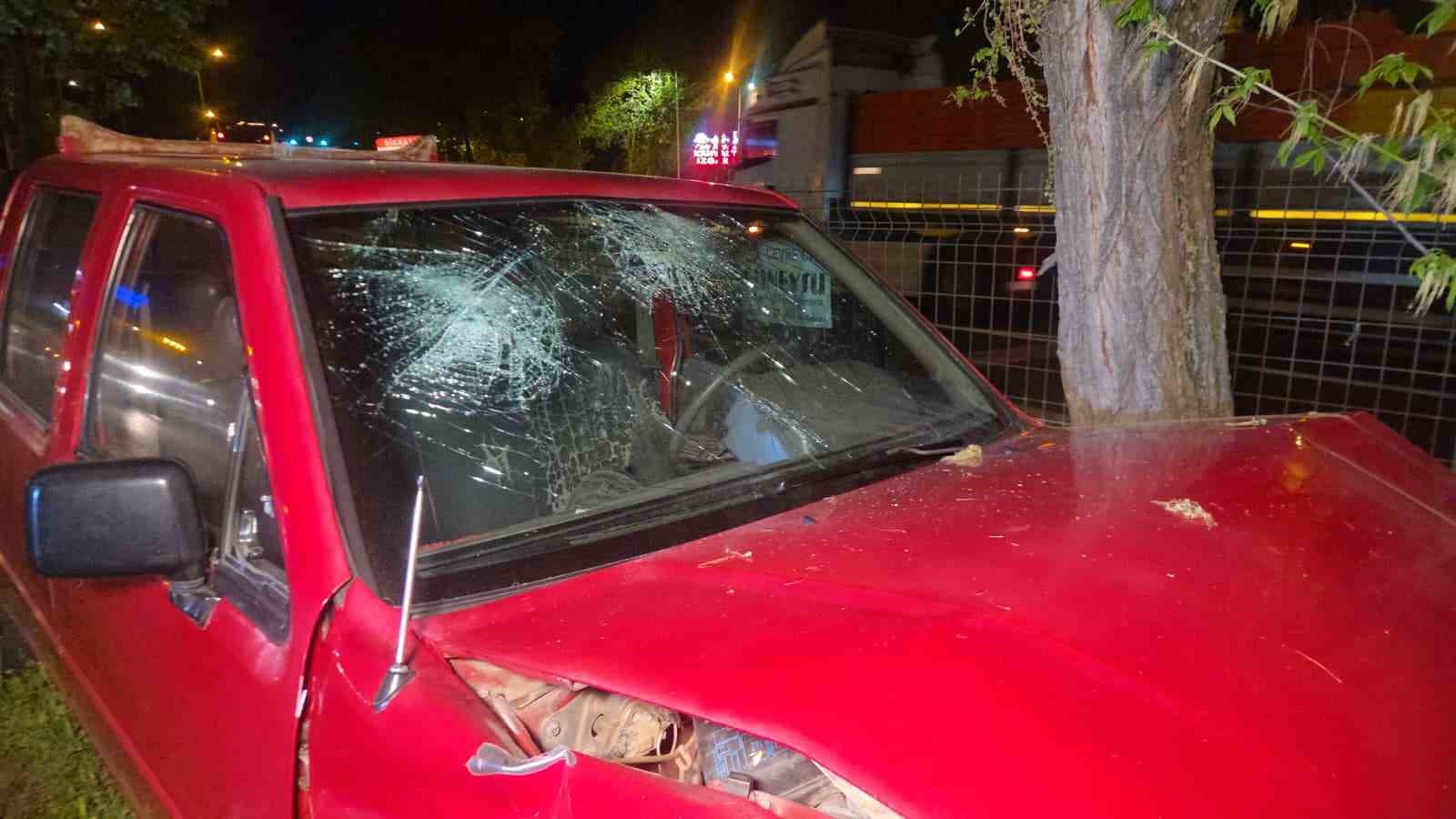 Kontrolü kaybeden kamyonet orta refüje savruldu; 1 yaralı 5 kontrolu kaybeden kamyonet orta refuje savruldu 1 yarali 1 453wMfTV