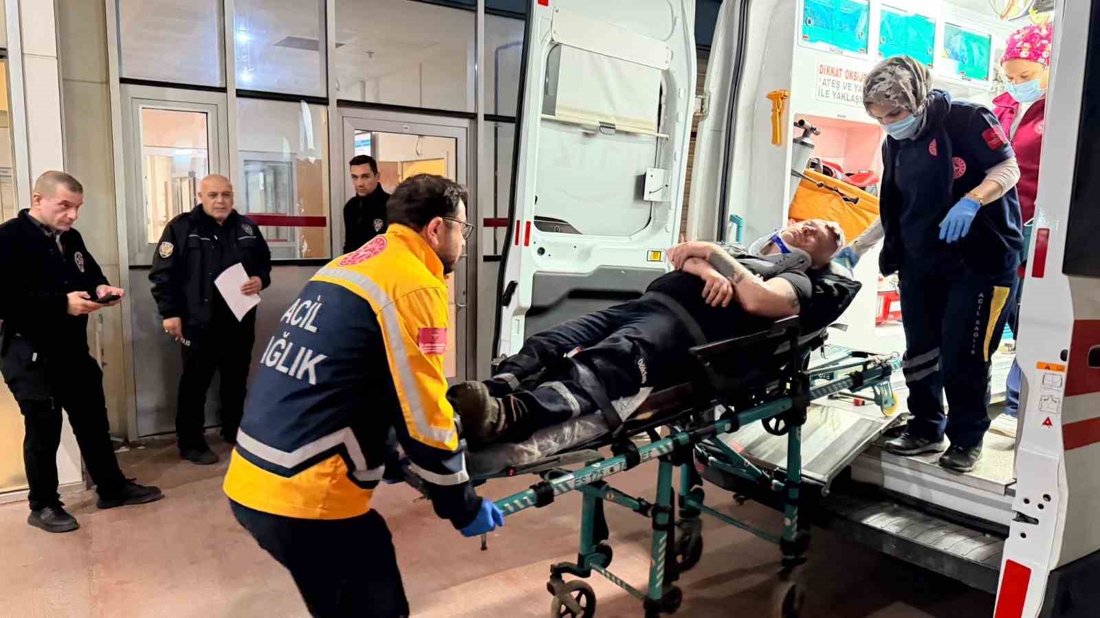 Kontrolü kaybeden kamyonet orta refüje savruldu; 1 yaralı 8 kontrolu kaybeden kamyonet orta refuje savruldu 1 yarali 4 dsVW4qPD