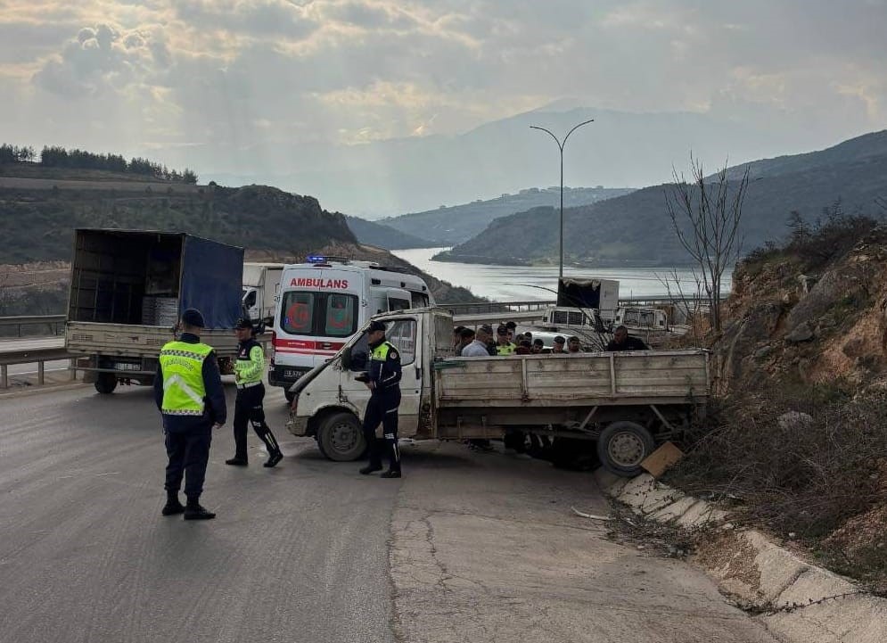 kontrolu kaybeden kamyonet yoldan cikti 2 k3YlJclq