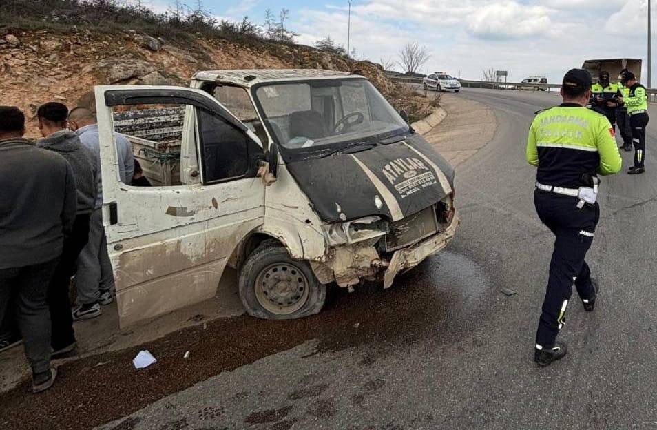 kontrolu kaybeden kamyonet yoldan cikti 3 n7AyHU8N