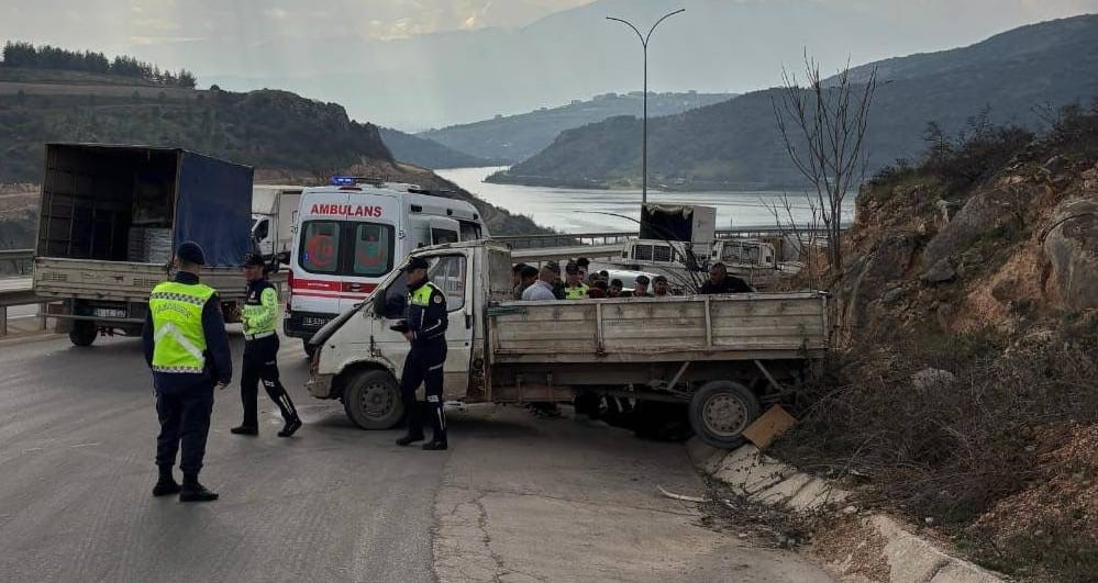 kontrolu kaybeden kamyonet yoldan cikti 4 Yhw6UpqZ
