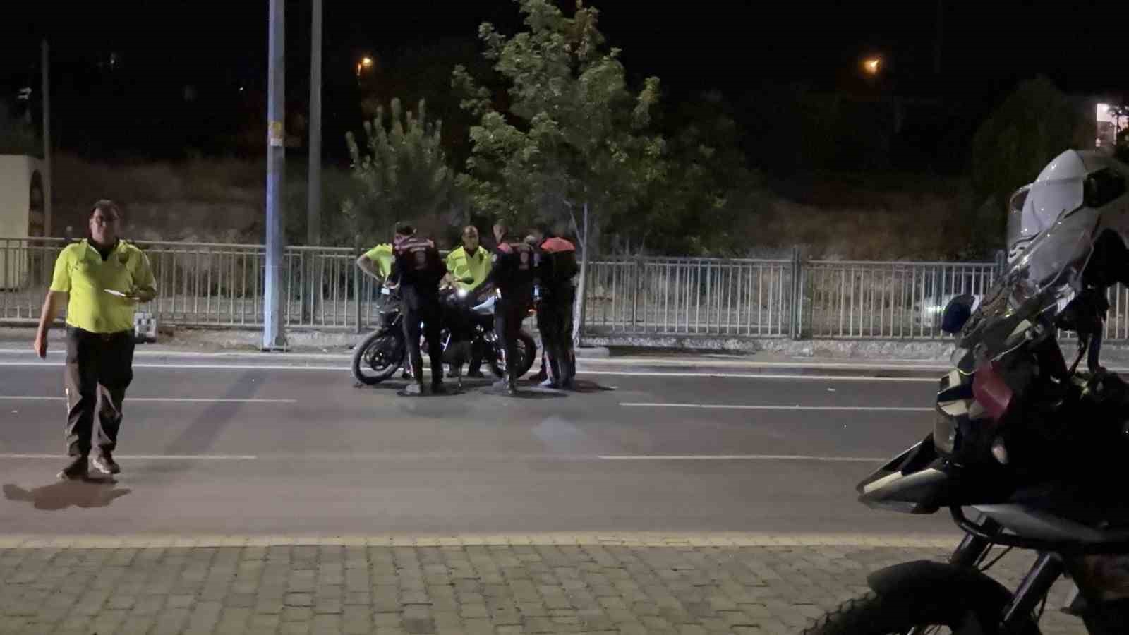 kontrolu kaybolan motosikletli polis direge carpti 1 yarali 1 FAKd5XAe